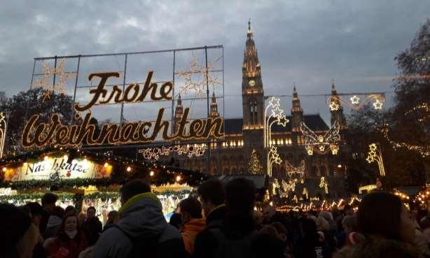 Adventní Vídeň, 7. 12. 2018 V pátek 7. prosince 2018 se 55 studentů a pedagogů školy zúčastnilo jednodenního poznávacího zájezdu do hlavního města Rakouska.