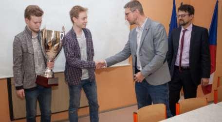Předávání putovního poháru za vítězství v soutěži MERKUR perfekt CHALLENGE V úterý 2. 4.