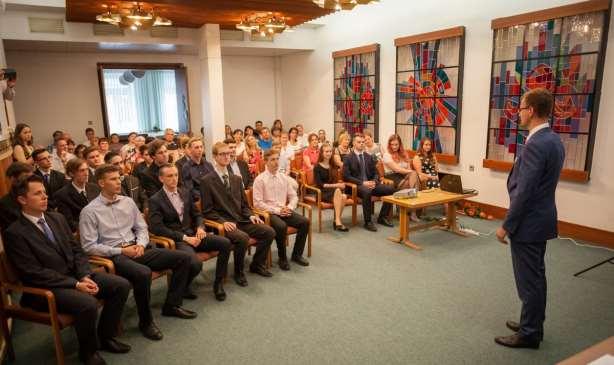 Radima Holiše a ředitele školy Mgr. Miroslava Trefila. Absolventi obdrželi od pana starosty nejen maturitní vysvědčení, ale i cenné rady do života.
