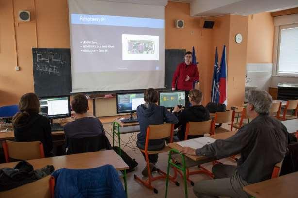 Studijní a poznávací exkurze, Anglie, 1. 5. 4. 2019 Letos v dubnu zamířili studenti naší školy, v rámci týdenního studijního a poznávacího pobytu, do Velké Británie.
