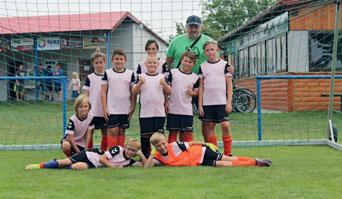 Nechali jsme dětem volnost, ale stejně si většina vybrala aktivity s míčem nebo v běhu. Večer zakončilo opékání buřtů a přísná (podle dětí) večerka.