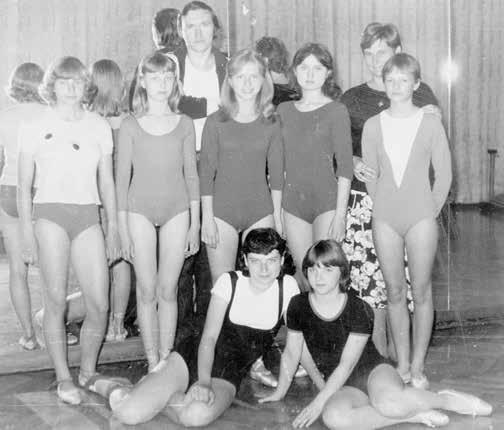 První část večera bude věnována ohlédnutím za historií tanečního oboru, prostřednictvím vzpomínek na bývalé pedagogy a jejich