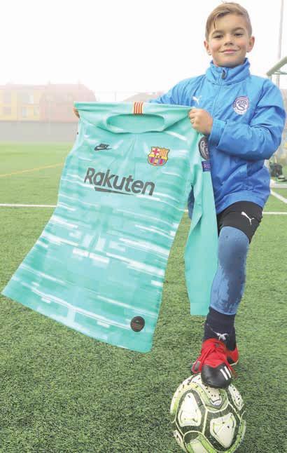 FC Slovácko držel nad hlavou před zápasem Ligy mistrů v pražském Edenu. Měl štěstí, že se Messi a spol. rozcvičovali před brankou, za kterou stál. Hlavně proto se pyšní velmi cenným suvenýrem.