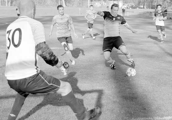 24 OKRESNÍ SOUTĚŽ - B Erik Pešík skóroval čtyřikrát BILANCE OS B 1. kola 2 1 2 11:15 Diváci: 421 (celkem 4 730) celková 30 10 16 164:114 TABULKA 1. Hluk B 9 1 2 38:20 28 2. Os. Lhota 8 1 2 44:19 25 3.