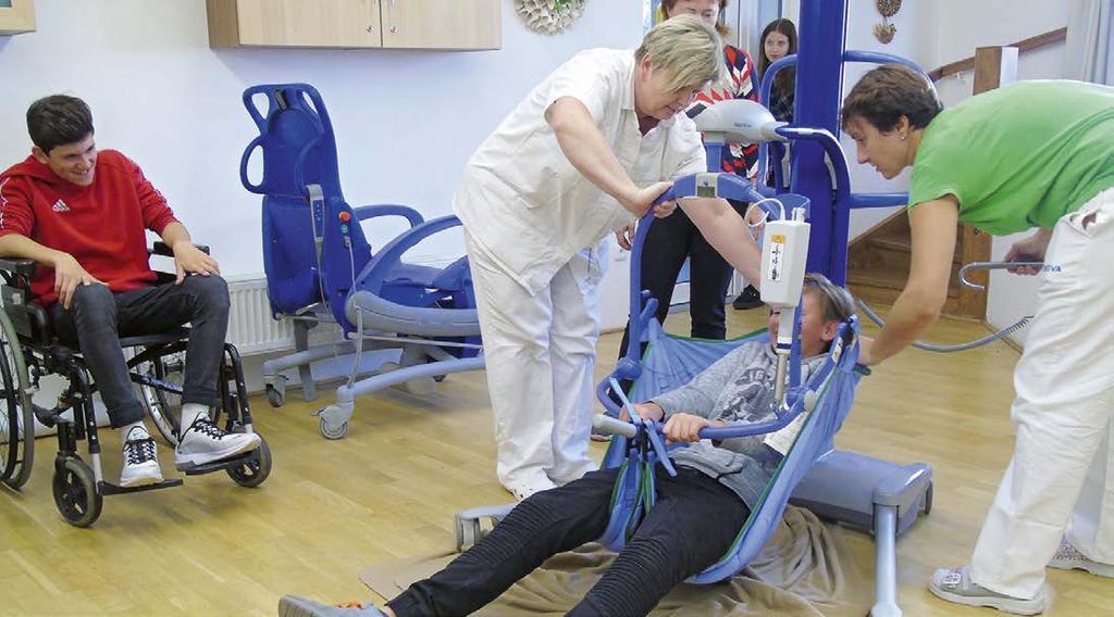 A Jedna zaměstnankyně si vybrala mě, Vasila a Honzu a mohli jsme si vyzkoušet jízdu na vozíčku. Potom těm, kteří chtěli, změřila pracovnice hladinu cukru v krvi.