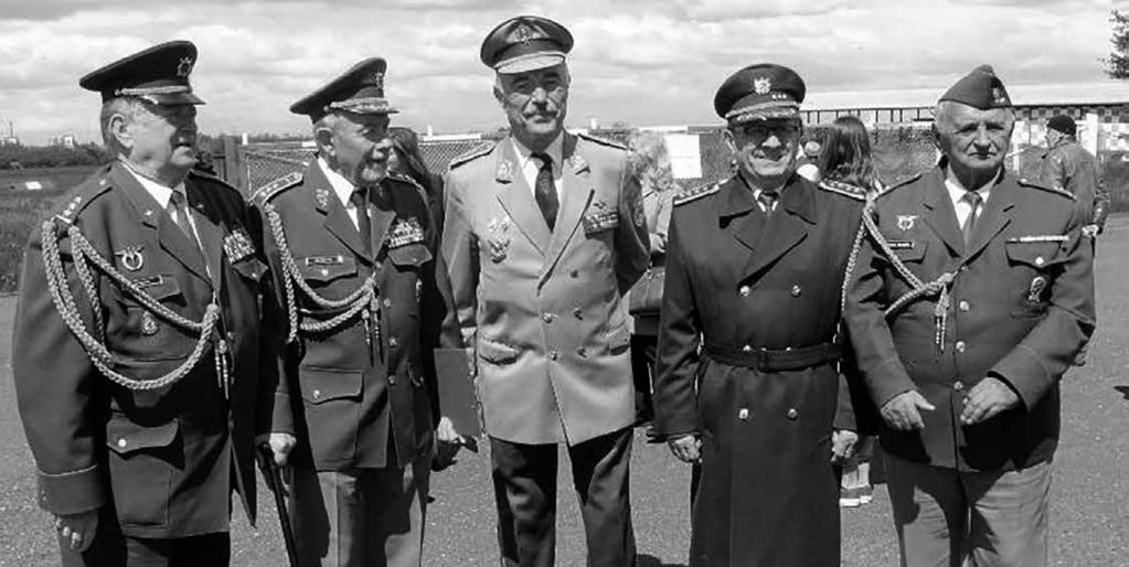 Slánská radnice č. 7, červenec srpen 2019 PŘÍSPĚVKY ZASTUPITELŮ, VEŘEJNOSTI Vzpomínka na návrat československých letců z východní fronty Zleva: plk. Jan Novák, genpor. Jiří Martinek, genpor.