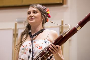 KATEŘINA KMÍNKOVÁ SE PŘEDSTAVÍ VELVARSKÉMU PUBLIKU 18. 6. 2019 SLAVNÍ RODÁCI Kateřina Kmínková vystudovala hru na fagot nejprve na Gymnáziu Jana Nerudy (dnes Gymnázium a hudební škola hl. m.