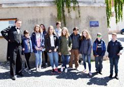 V úterý ráno jsme hned vyrazili do pražské ZOO, která měla velký úspěch u zahraničních kamarádů. Po obědě jsme pluli lodí po řece Vltavě a prohlédli si historické centrum města Prahy.