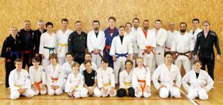 SEMINÁŘ JIU JITSU VE VELVARECH INVESTIČNÍ AKCE VE MĚSTĚ POKRAČUJÍ Na konci dubna proběhl ve velvarské sokolovně seminář JIU JITSU, který vedl významný slovenský mistr Peter Svat.