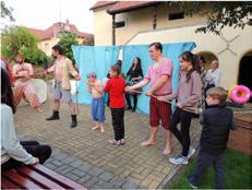 Zpravodaj Velvary 14 Měly jsme potěšení vystoupit na Adventu ve Velvarech (spolu s dětským sborem Tolárek) a poté jsme si zazpívaly Českou mši vánoční hned na několika místech a to v divadle v Žatci,