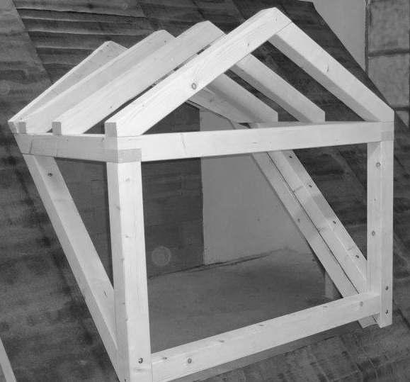3 Opláštění konstrukce vikýře Konstrukce vikýře se z vnější strany opláští deskami OSB-3 tl. min 18 mm. Pokud je to možné, oplášťují se jednotlivé plochy deskami v jednom kuse.