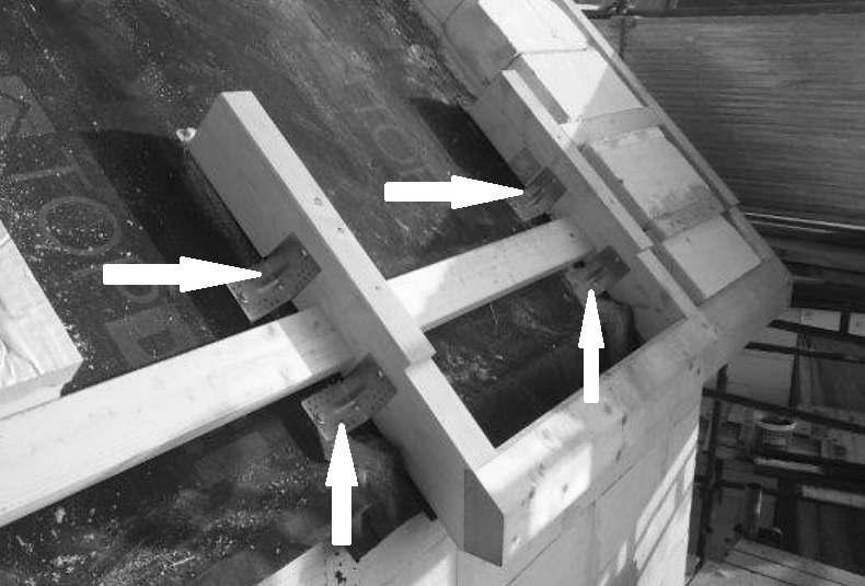 5.4.2 Montáž podpor přesahů střechy Přesah střechy je realizován okapovými a štítovými dřevěnými podporami. Podpory jsou mechanicky upevněny do nosné betonové konstrukce tj.