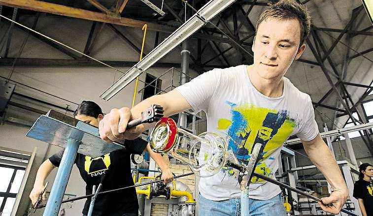 2 12. prosince 2014 Vsetínsko Sklářům se budestudovat lépe Škola ve Valašském Meziříčí bude mít přístavbu s moderně vybavenými učebnami, bezbariérovými prostory a dalšími vylepšeními.