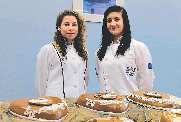 6 12. prosince 2014 Vsetínsko Sladkézlatopro Vsetíňanky Mladé studentky zazářily na kulinářském mistrovství světa. Porotu okouzlily svými perníky vpodobě šperků. Uspěla ijejich učitelka.