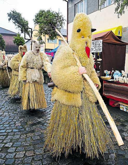 Nedílným koloritem jarmeku jsou iskupinky rohatců vnezaměnitelných převlecích. Strašíme hlavně děti amladé holky. Sakra sebojí.