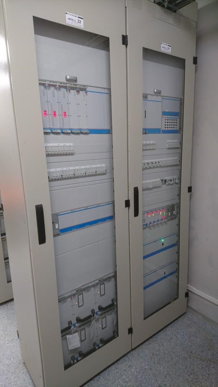 Elektronické stavědlo K-2002 K-2002 ve skříňovém provedení Zpravidla 6 skříní (Náchod 8ks): technologie (K-2002, PNS-03, datová vazba)