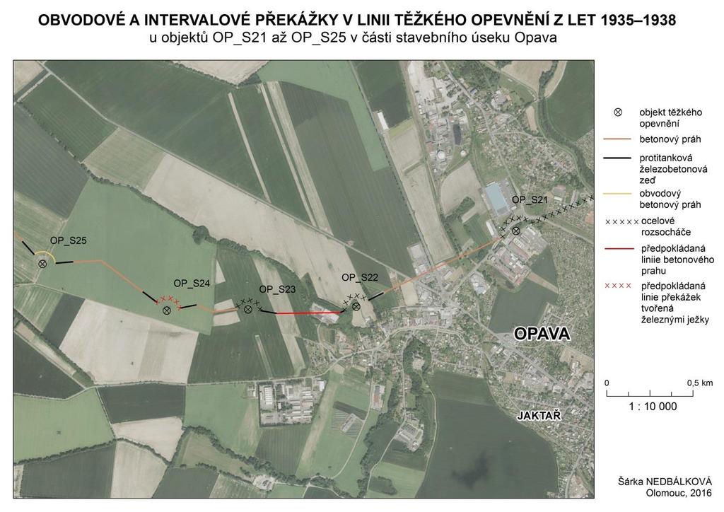 s železobetonovou zdí u objektu OP_S25. Ten měl protitankový příkop i na straně druhé jako část intervalové překážky dále směrem k objektu těžkého opevnění OP_S26 Milostovice.