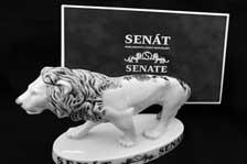 Protokolární dary Senátu âr s oznaãením Royal Dux Dva z výrobků porcelánky Royal Dux v Duchcově, spadající pod akciovou společnost Český porcelán Dubí, slouží jako protokolární dary Senátu ČR, a to