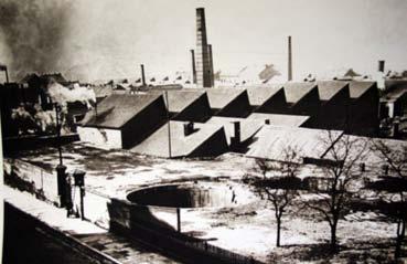 Nad branou továrny se objevil dlouhý název Plzeňská továrna na stroje a vagony akciová společnost v Plzni. Firma rozšířila svoji nabídku.