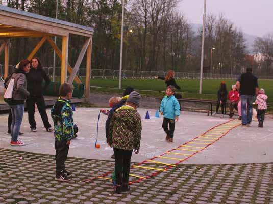 10. byl u sokolovny opravdu rozruch. Stoly byly plné dýní, které se pod rukama dětí, maminek, babiček a šikovných a obětavých tatínků přeměnily v originální svícny.