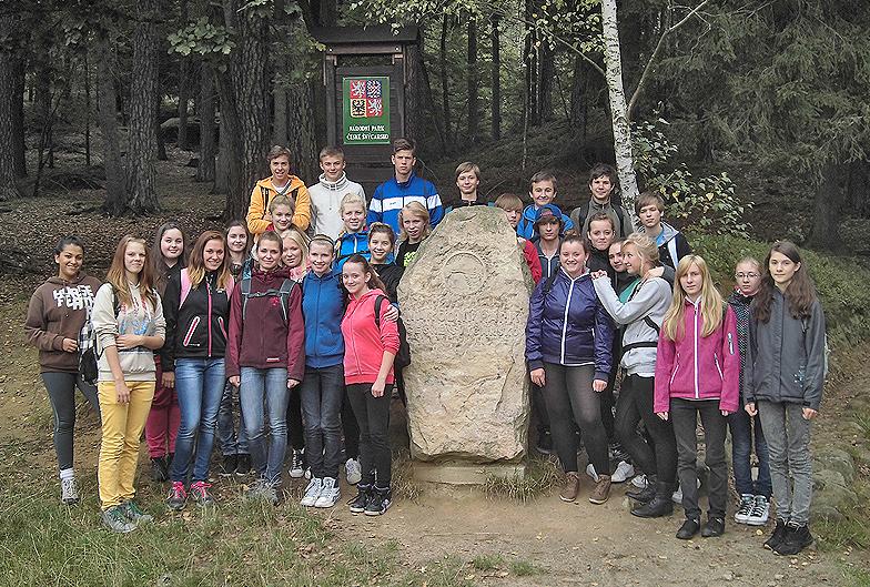 KULTURNÍ AKCE INTEGRAČNÍ KURZ TŘÍDY G1 Na naší novoborské střední škole vyrážejí již tradičně nováčci z prvních ročníku na přelomu září až října na integrační kurz do Jetřichovic.