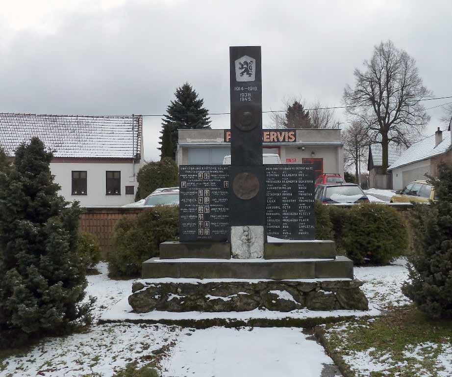 Druhý pomník je věnován partyzánovi. Na žulovém sloupku z roku 1982 je reliéf hlavy mladého muže a pod ním nečitelný nápis.