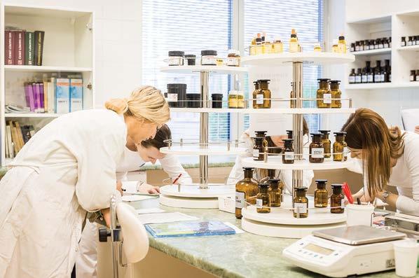 10 Farmaceutická činnost lékárna lékárna VFU počet výdejů dispenzační výkon 28 214 