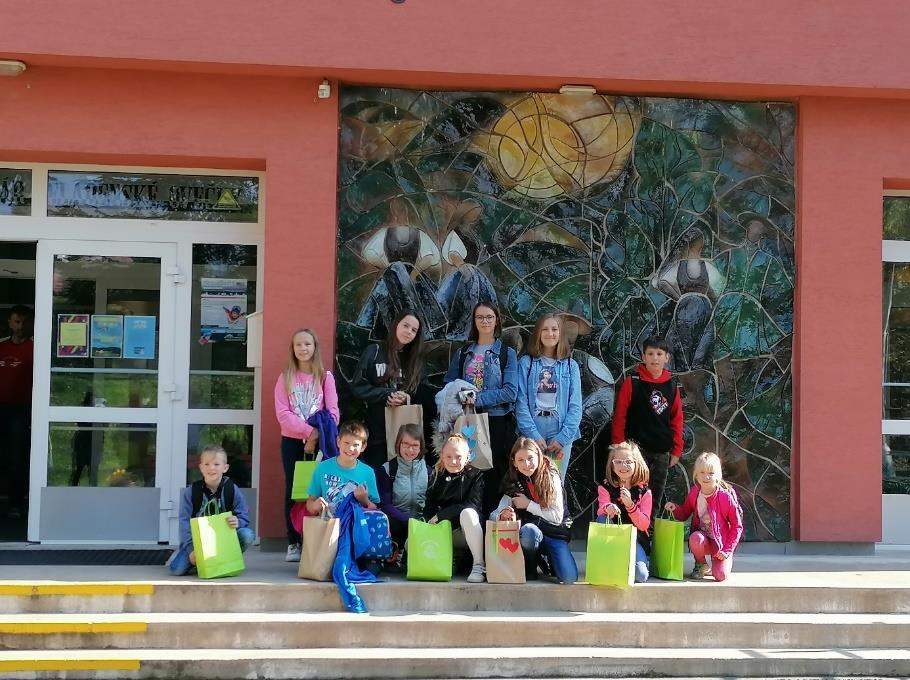 Mgr. K. Slowiková Gocieková ŠKOLNÍ DRUŽINA Dne 26. 9. 2019 školní družina pořádala drakiádu. Slunce krásně svítilo, vítr však nebyl moc silný. Naše děti to ovšem neodradilo.