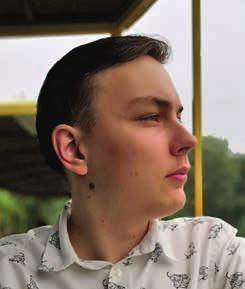 Sedlář, hru na klavír vyučuje