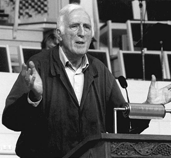 8.2 Cesta k lidství 8.2.1 Pouť autora k založení univerzit srdce Kněz Jean Vanier je známý především jako jeden ze zakladatelů hnutí komunit L Arche Archa, kde lidé s rozvinutým postižením a jejich