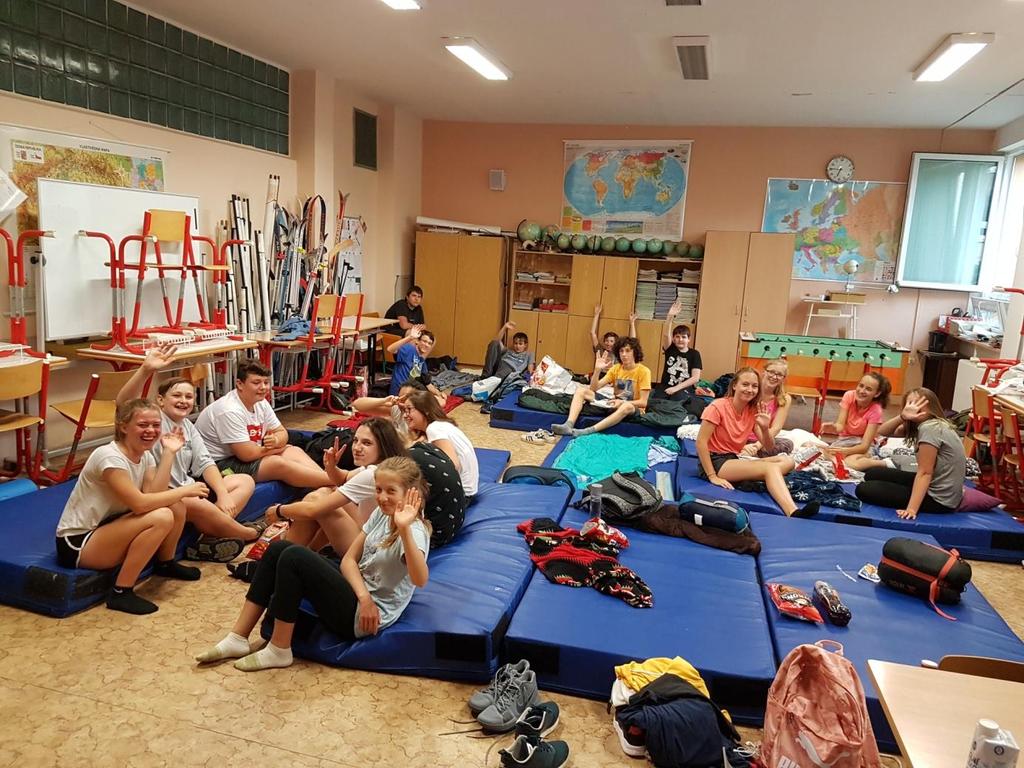 Spaní ve škole Na konec školního roku, než se všichni rozejdeme, jsme se rozhodli pro nocování ve škole.
