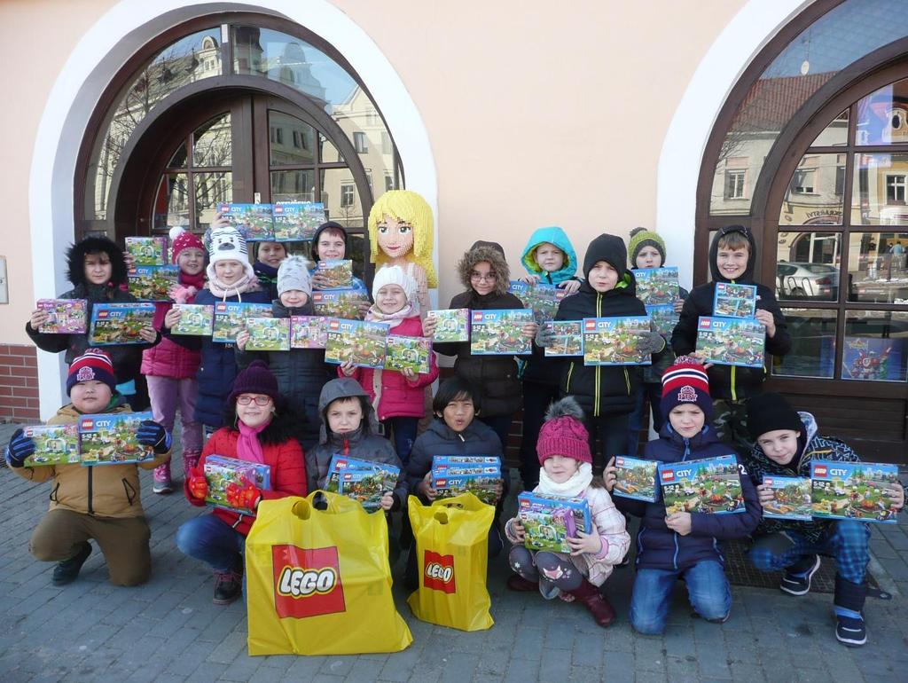 Vánoční Vala 11. prosince 2018 na naší škole proběhl již 10. ročník vánočních trhů. Tradičně jej zahájil pěvecký sbor Kvítek několika vánočními písněmi z terasy školy.