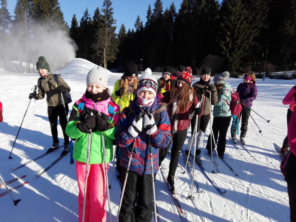 Jednodenní sjezdovky V průběhu února byla naše škola na jednodenním výletě na Benecku. Jednalo se o zdokonalení, zopakování a o relaxaci na sjezdových lyžích.
