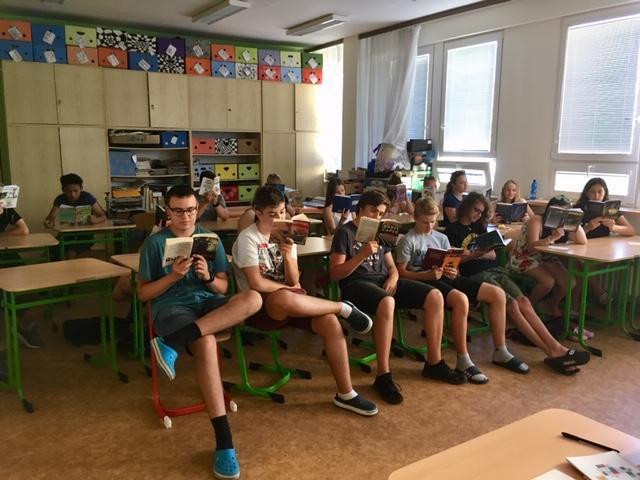 Čtenářská gramotnost na 2. stupni Čtenářská gramotnost se aplikuje hlavně v hodinách českého jazyka a literatury, ale prolíná se i ostatními předměty.