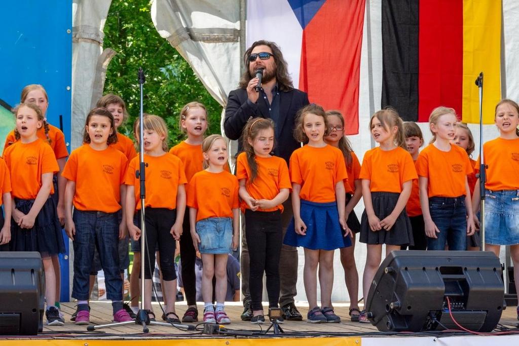 Kvíteček Pěvecký sbor Kvíteček navštěvovalo v letošním školním roce 45 žáků z prvního, druhého a třetího ročníku pod vedením paní učitelky Mgr. Martiny Radoňové.