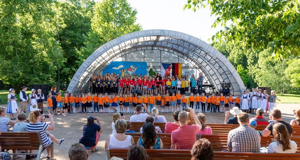 Elbkinderland Země dětí na Labi Plavbu po Labi v rámci sdružení Elbkinderland Země dětí na Labi zahájil pěvecký sbor Kvítek koncertem 4. 6. 2004 v Mělníku.