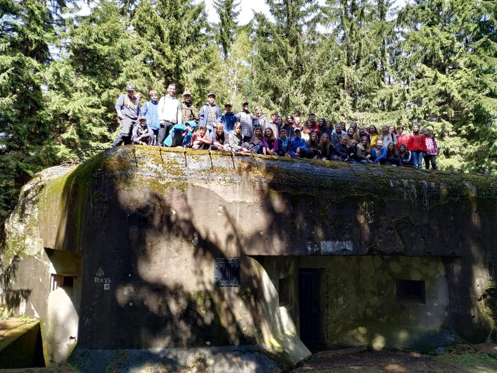 Výlet do Velkých Losin V pondělí 20. 5. jsme v 8:10 odjeli na dvoudenní výlet, který obsahoval 2 exkurze. První byla dělostřelecká tvrz Bouda.