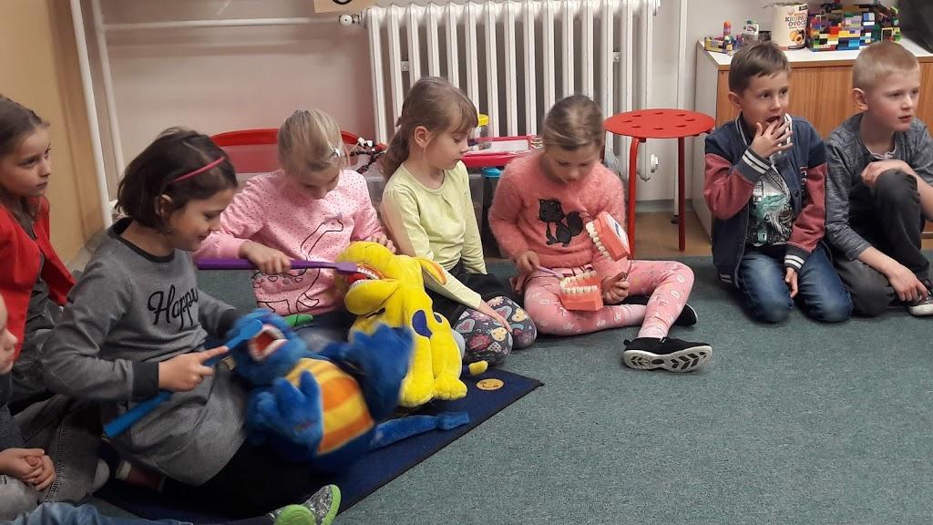 Veselé zoubky V letošním školním roce se naše škola opět již po několikáté zapojila do preventivního programu Veselé zoubky, který připravuje společnost dm drogerie markt s. r. o. Akce proběhla pro všechny třídy 1.