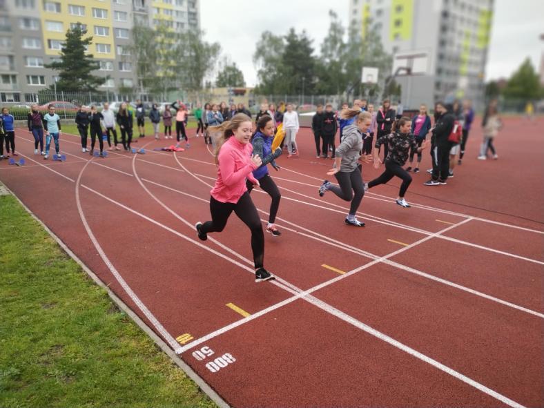 Pohár rozhlasu v atletice Již tradičně se naše škola účastnila atletických závodů družstev (chlapců a dívek) okresu Nymburk, které se poprvé z důvodu opravy sportovního centra Nymburk konaly v