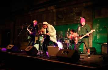 kultura Punk na zámku Mirek Nový přišel s myšlenkou uspořádat v Horoměřicích koncert punkových kapel. Znouzectnost, legenda, která hraje od 90. let a pořád dobře!