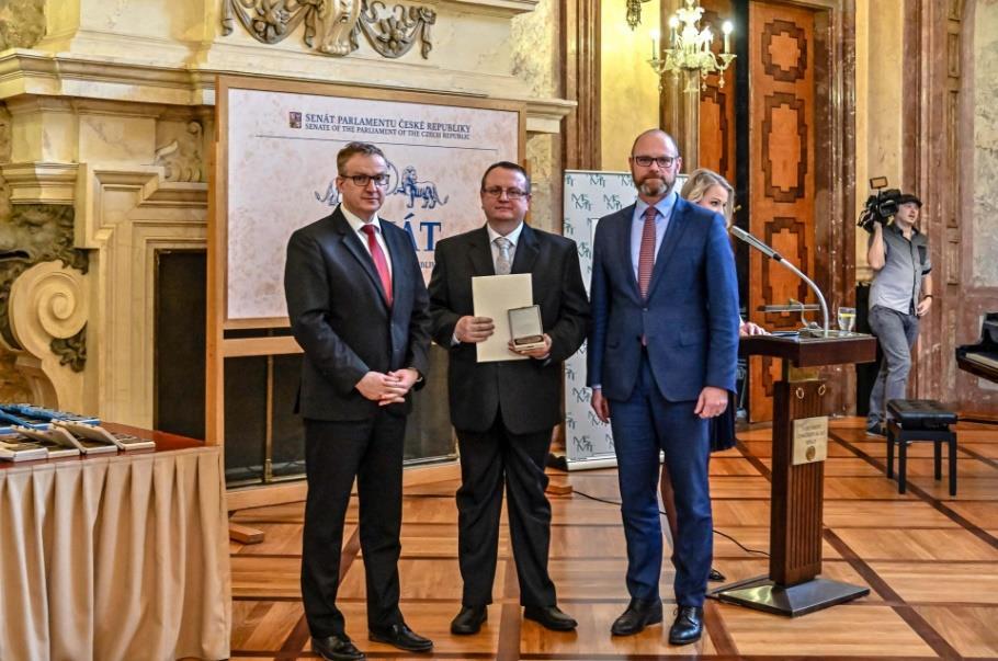 10. Ocenění našich učitelů a žáků Medaile MŠMT pro vyučující gymnázia Profesor gymnázia PaedDr. Jiří Pavelka převzal 28.