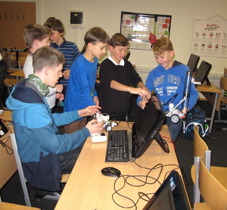 V rámci Šablon II proběhla školení pro pedagogy školy na téma Office 365 ve výuce, Použití nástrojů Google Apps, Využití LMS Moodle pro výuku.