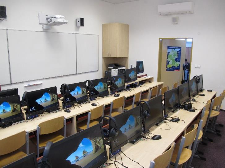 3. Učebny Gymnázium má ve vztahu k počtu žáků a k realizovaným vzdělávacím programům odpovídající prostorové podmínky.