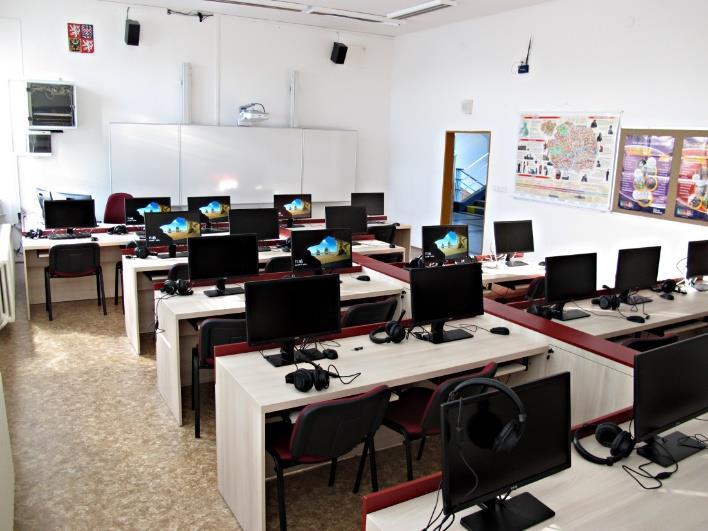 učebna výtvarné výchovy, učebna hudební výchovy, učebna informatiky a výpočetní techniky, dvě nové klimatizované jazykové učebny vybavené IC technikou s výukovým systémem