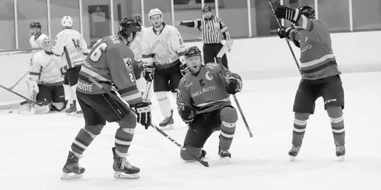 20 SPORT Góly už střílí v nebi Hokejový HC Spartak Uherský Brod pláče. Ve věku 48 let náhle zemřel Petr Kouřil, bývalý útočník, který se v sezoně 1999/2000 nesmazatelně zapsal do historie klubu.
