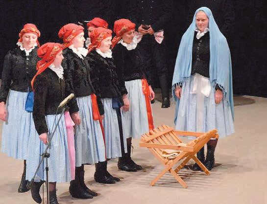 Kovář mu bolavý zub vytrhne a kovářka jej kurýruje od bolesti, stejně jako příliš veselé koledníky, kteří to přehnali se štamprličkami, prozrazují autoři.