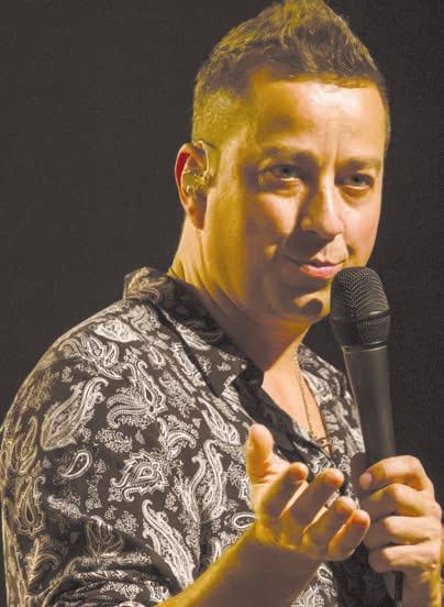 Máme takový netradiční program právě jen ve dvou lidech, kdy já hraju na kytaru, V recitálu zazní nejslavnější písničky obou interpretů sem tam hraju na bubínky, Bohouš hraje na dvanástistrunku, sedí
