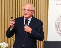 Individuální různorodost hodnot a vnímání pacienta zatím neumožňovala přílišnou automatizaci, byť se jistě do rychlosti nalezení vhodného nastavení promítala zkušenost klinického inženýra a některé