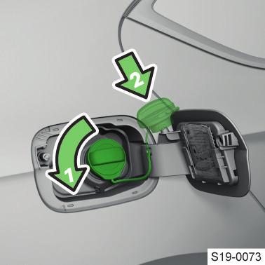 Autobaterie a pojistky Autobaterie 151 Otočte uzávěr ve směru šipky a vyjměte ho. Nasaďte uzávěr na kryt. Zasuňte čerpací pistoli do hrdla palivové nádrže až nadoraz a začněte čerpat.