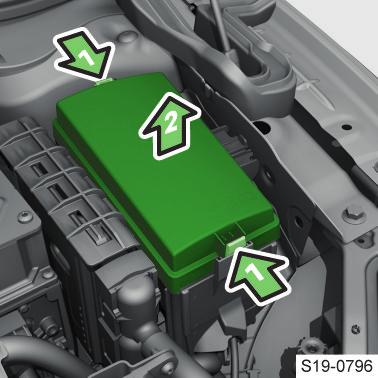motorovém prostoru Přehled Přístup k pojistkám Stiskněte současně západky krytu pojistek a kryt vyjměte. Vyměňte pojistku. Nasaďte a zaklapněte kryt.